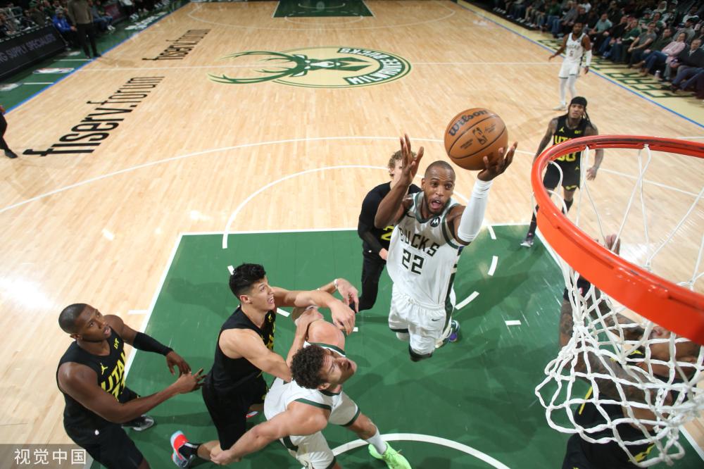 被偶像肘击！爱德华兹与杜兰特空中抢球后不慎被肘到鼻子直接离场.