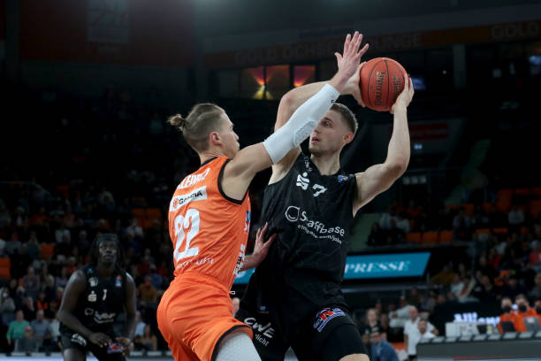 她一直肩负 她一直肩负